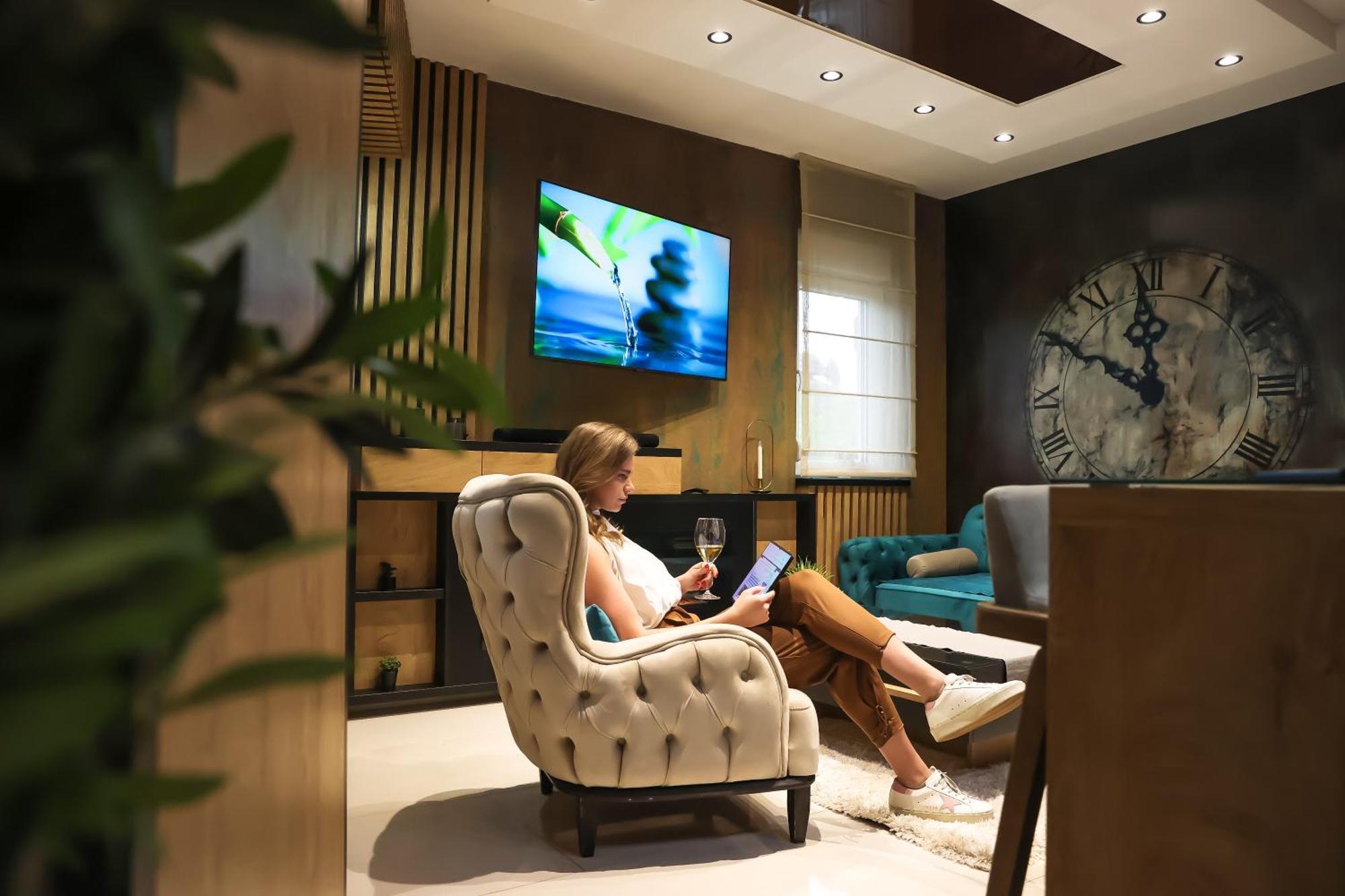 Design Apartment Platinium Spa Lux 5 Star "Havana" Completely Private Wellness & Spa Free Included Sauna & Jacuzzi & Salt Wall & Fire Place & 3D Ceilings & Business Wifi & Netflix & Keyless Code Entry & Full Smart App & Secure 2 Parking Place Ćuprija Dış mekan fotoğraf