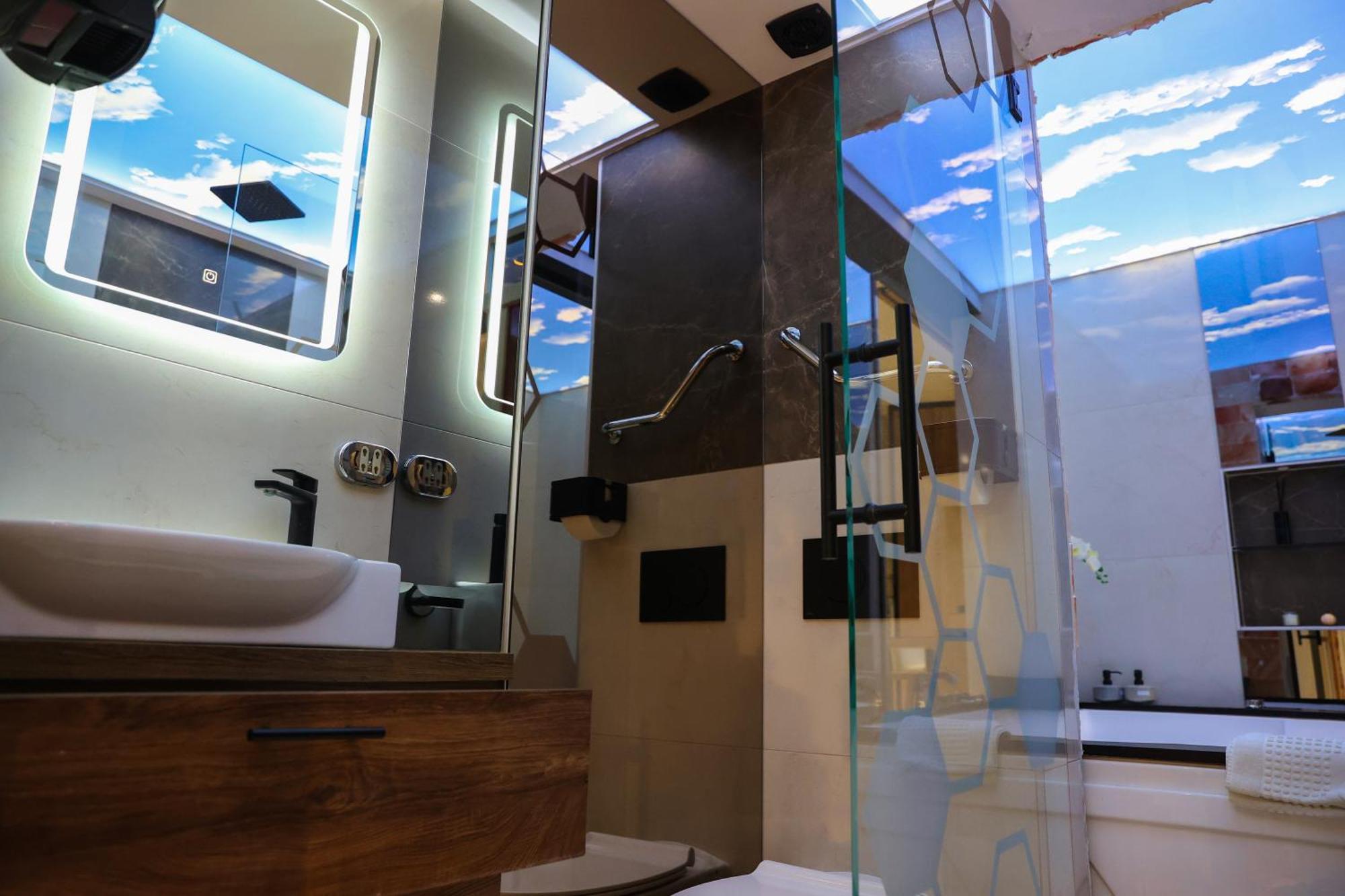 Design Apartment Platinium Spa Lux 5 Star "Havana" Completely Private Wellness & Spa Free Included Sauna & Jacuzzi & Salt Wall & Fire Place & 3D Ceilings & Business Wifi & Netflix & Keyless Code Entry & Full Smart App & Secure 2 Parking Place Ćuprija Dış mekan fotoğraf